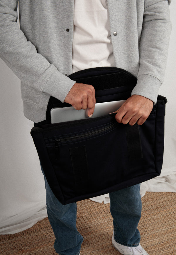 BOBBY | Sustainable upcycling shoulder bag made from old jeans 