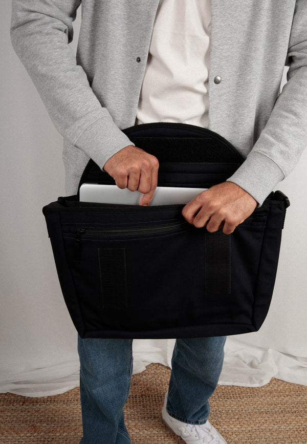 BOBBY | Sustainable upcycling shoulder bag made from old jeans 