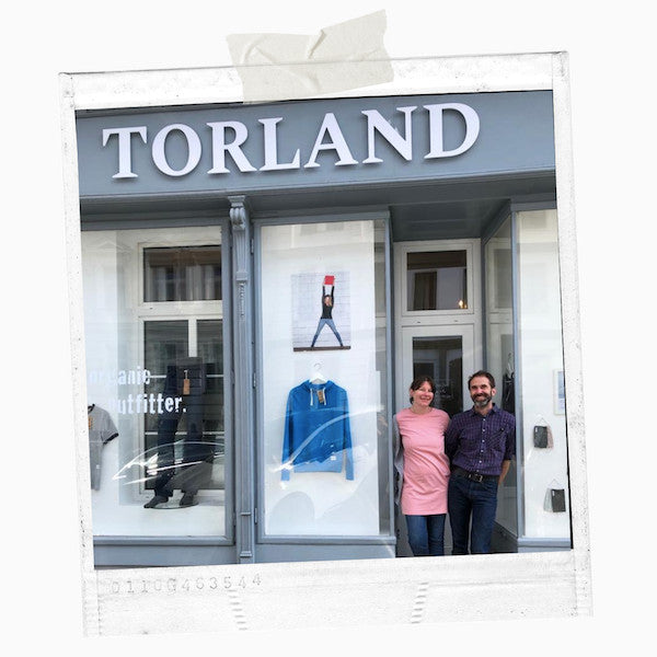 Bild: Claudia und Sascha vor dem ersten TORLAND Shop in Wien (2020)