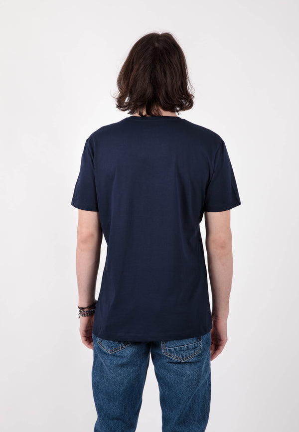 PRESENTER | Sustainable men's V-shirt made from 100% organic cotton 