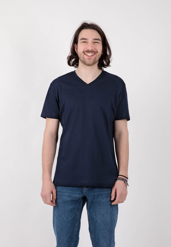 PRESENTER | Sustainable men's V-shirt made from 100% organic cotton 