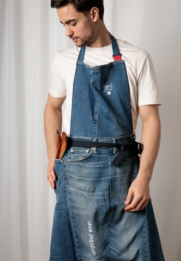 SCHÜGGE | Sustainable upcycling apron made from old jeans