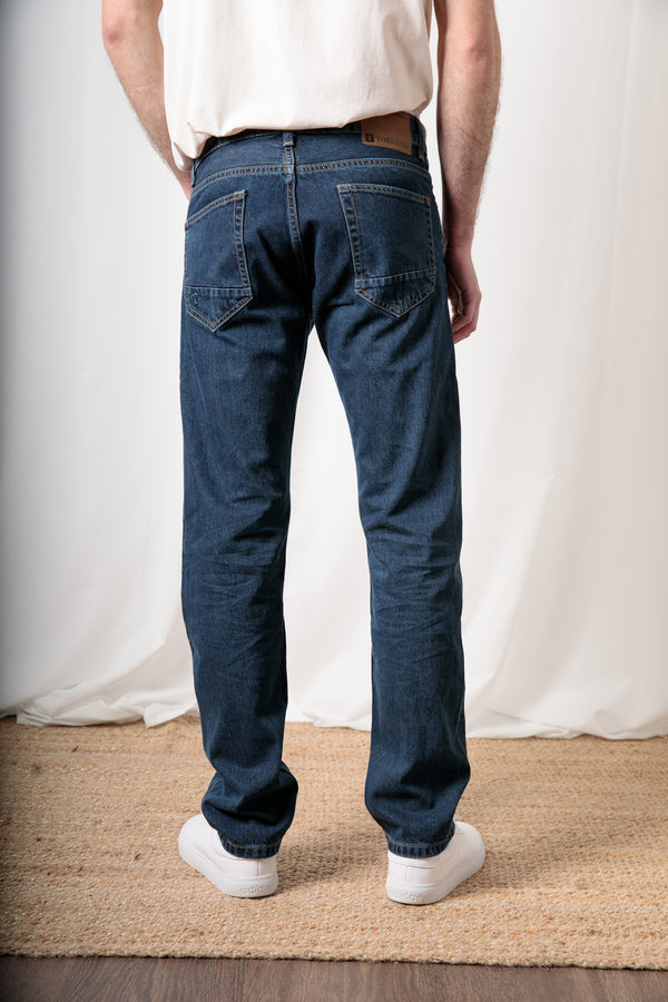 SVEN - Sustainable straight fit men's jeans made from 100% organic denim in dark indigo - new collection